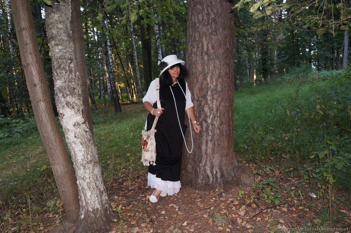 Ева бродит по лесу в одном прозрачном платке